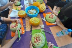 Owocowe i warzywne rzeźby w Staszicu – kurs carvingu