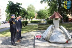 Złożenie kwiatów pod pomnikiem