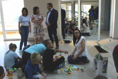 Zdjęcie wspólne Starosty Wschowskiego z Dyrekcją SOSW, uczniami i nauczycielkami SOSW