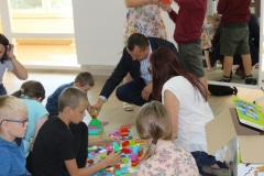 Starosta Wschowski Andrzej Bielawski układa klocki z dziećmi