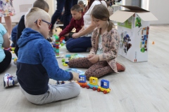 Dzieci układają klocki