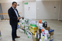 Starosta Wschowski Andrzej Bielawski z pomocami dydaktycznymi