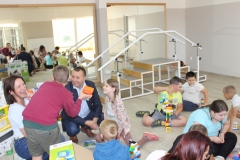 Wspólne zdjęcie Starosty Wschowskiego Andrzeja Bielawskiego, Dyrektor SOSW Lucyny Kowalczykowskiej oraz uczniów szkoły podstawowej