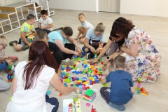 Uczniowie Szkoły Podstawowej układają klocki