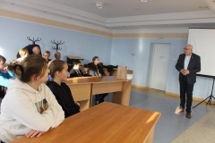 Wicestarosta Wschowski Waldemar Starosta przedstawił uczniom strukturę samorządu terytorialnego