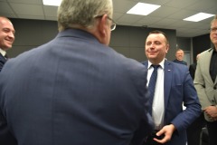 Minister Infrastruktury  Andrzej Adamczyk podczas  rozmowy ze Starostą Wschowskim Andrzejem Bielawskim .