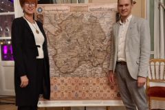 Posłanka do Parlamentu Europejskiego Elżbieta Rafalska oraz pracownik Muzeum Ziemi Wschowskiej Przemysław Wojciech