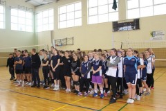 Młodzież biorąca udział w Młodzieżowym Turnieju Piłki Siatkowej