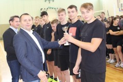 Wręczenie pucharu przez Starostę Wschowskiego Andrzeja Bielawskiego