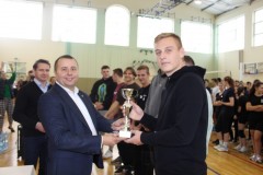 Wręczenie pucharu przez Starostę Wschowskiego Andrzeja Bielawskiego