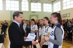 Wręczenie dyplomu przez Dyrektora I Zespołu Szkół we Wschowie Piotra Wielanda