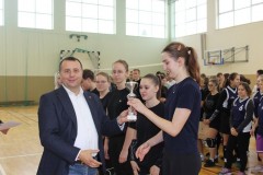 Wręczenie pucharu przez Starostę Wschowskiego Andrzeja Bielawskiego