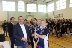 Wręczenie pucharu przez Starostę Wschowskiego Andrzeja Bielawskiego