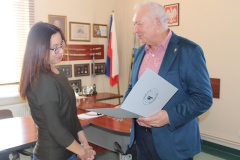 Wręczenie gratulacji dla laureatki konkursu