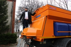 Nowa piaskarka pojawi się na powiarowych drogach dzięki dofinansowaniu pozyskanemu przez Starostę Wschowskiego Andrzeja Bielawskiego