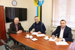 od lewej: Wicestarosta Wschowski Waldemar Starosta, Prezes Nowego Szpitala we Wschowie mirosław Sosna, Starosta Wschowski Andrzej Bielawski