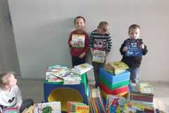 Młodzi czytelnicy zapoznają się z nowościami wydawniczymi