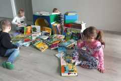 Młodzi czytelnicy zapoznają się z nowościami wydawniczymi