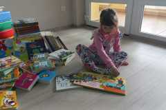 Młodzi czytelnicy zapoznają się z nowościami wydawniczymi