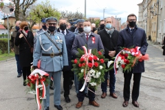 Złożenie kwiatów pod pomnikiem