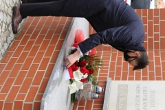 Poseł Na Sejm RP Marek Ast składa kwiaty pod pomnikiem upamiętniającym 100-lecie odzyskania przez Polskę Niepodległości