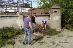 Członkowie Sławskiego Stowarzyszenia Historyczno-Eksploracyjnego "Ocalić od zapomnienia" postawili pierwszą z planowanych czterech tablic informacyjnych przy schronie pojedynczego żołnierza z czasów II wojny światowej.