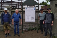Członkowie Sławskiego Stowarzyszenia Historyczno-Eksploracyjnego "Ocalić od zapomnienia" postawili pierwszą z planowanych czterech tablic informacyjnych przy schronie pojedynczego żołnierza z czasów II wojny światowej.