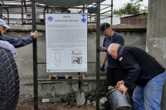 Członkowie Sławskiego Stowarzyszenia Historyczno-Eksploracyjnego "Ocalić od zapomnienia" postawili pierwszą z planowanych czterech tablic informacyjnych przy schronie pojedynczego żołnierza z czasów II wojny światowej.