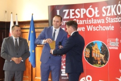 Wręczenie podziękowania dla Wojewody Lubuskiego Władysława Dajczaka na ręce Doradcy Wojewody ds. współpracy z jst. Grzegorza Maćkowiaka.