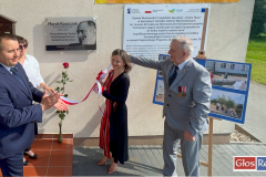 wspólne odsłonięcie tablicy: z lewej strony Bożena Kozaczek, Starosta Wschowski Andrzej Bielawski, Dyrektor SOSW Lucyna Kowalczykowska, Krzysztof Tomczyk inicjator tablicy