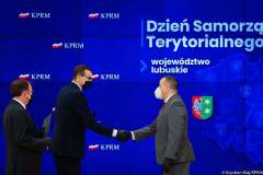 Premier Mateusz Morawiecki wręcza medal Staroście Wschowskiemu Andrzejowi Bielawskiemu