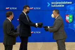 Premier Mateusz Morawiecki wręcza medal Staroście Wschowskiemu Andrzejowi Bielawskiemu