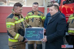 Starosta Wschowski Andrzej Bielawski przekazuje promesę na ręce zespołu OSP Sława