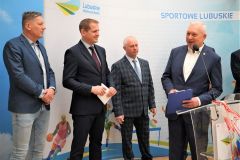 Wicestarosta Waldemar Starosta dziękuje za pozyskane środki w ramach programu Lubuska Baza Sportowa na spotkaniu w UM w Zielonej Górze
