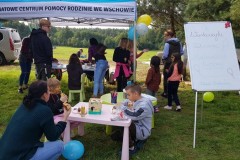 stoisko z grami i kolorowankami