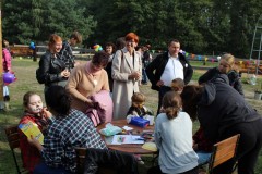 Starosta Wschowski Andrzej Bielawski i Posłanka do Parlamentu Europejskiego Elżbieta Rafalska wraz z uczestnikami pikniku