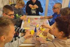 Młodzież wykonująca Gwiazdę Hernhudzką