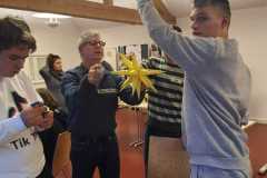 Młodzież wykonująca Gwiazdę Hernhudzką