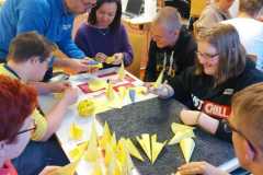 Młodzież wykonująca Gwiazdę Hernhudzką