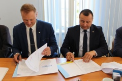Podpisano umowę na budowę oświetlenia boiska do gry w piłkę nożną i infrastruktury lekkoatletycznej na terenie I Liceum Ogólnokształcącego z Oddziałami Dwujęzycznymi we Wschowie w ramach programu Lubuska Baza Sportowa.