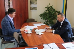 podpisanie umowy na remony ul Dworcowej w Szlichtyngowej