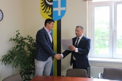 podpisanie umowy na remony ul Dworcowej w Szlichtyngowej