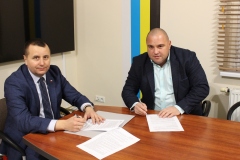 od lewej: Starosta Wschowski Andrzej Bielawski, Tomasz Łoś, właściciel firmy M-KA Projekt