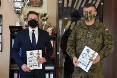 Dowódca 4 Zielonogórskiego Pułku Przeciwlotniczego wraz z Dyrektorem  I Zespołu Szkół im. Stanisława Staszica