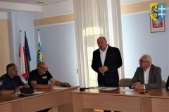 Naczelnik Wydziału Zarządzania Kryzysowego Andrzej Andrusiak przywitał zaproszonych gości