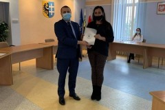 Starosta Wschowski Andrzej Bielawski wręcza powołanie do Powiatowej Społecznej  Rady ds. Osób Niepełnosprawnych