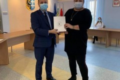 Starosta Wschowski Andrzej Bielawski wręcza powołanie do Powiatowej Społecznej  Rady ds. Osób Niepełnosprawnych