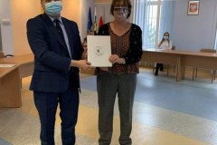 Starosta Wschowski Andrzej Bielawski wręcza powołanie do Powiatowej Społecznej Rady ds. Osób Niepełnosprawnych