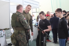 Powiatowe Targi Zawodowe to dla uczniów była to doskonała okazji do rozmowy z potencjalnymi pracodawcami o  perspektywach zatrudnienia, specyfice pracy czy ścieżkach kariery w konkretnych przedsiębiorstwach.