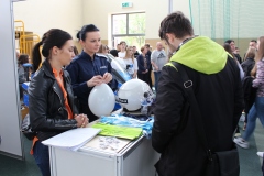 Powiatowe Targi Zawodowe to dla uczniów była to doskonała okazji do rozmowy z potencjalnymi pracodawcami o  perspektywach zatrudnienia, specyfice pracy czy ścieżkach kariery w konkretnych przedsiębiorstwach.